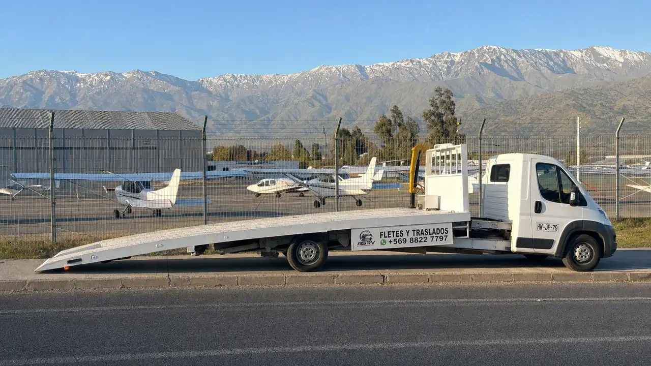 Grúa de plataforma de ASVR junto a la reja de un aeródromo de aviación civil en Santiago